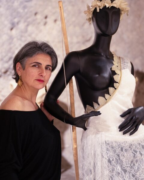 Lisa Tibaldi Grassi con una delle sue creazioni per una esposizione di arte e moda