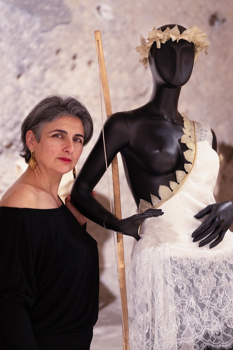Lisa Tibaldi Grassi con una delle sue creazioni per una esposizione di arte e moda