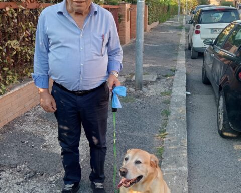valterino battisti con il suo cane adottato