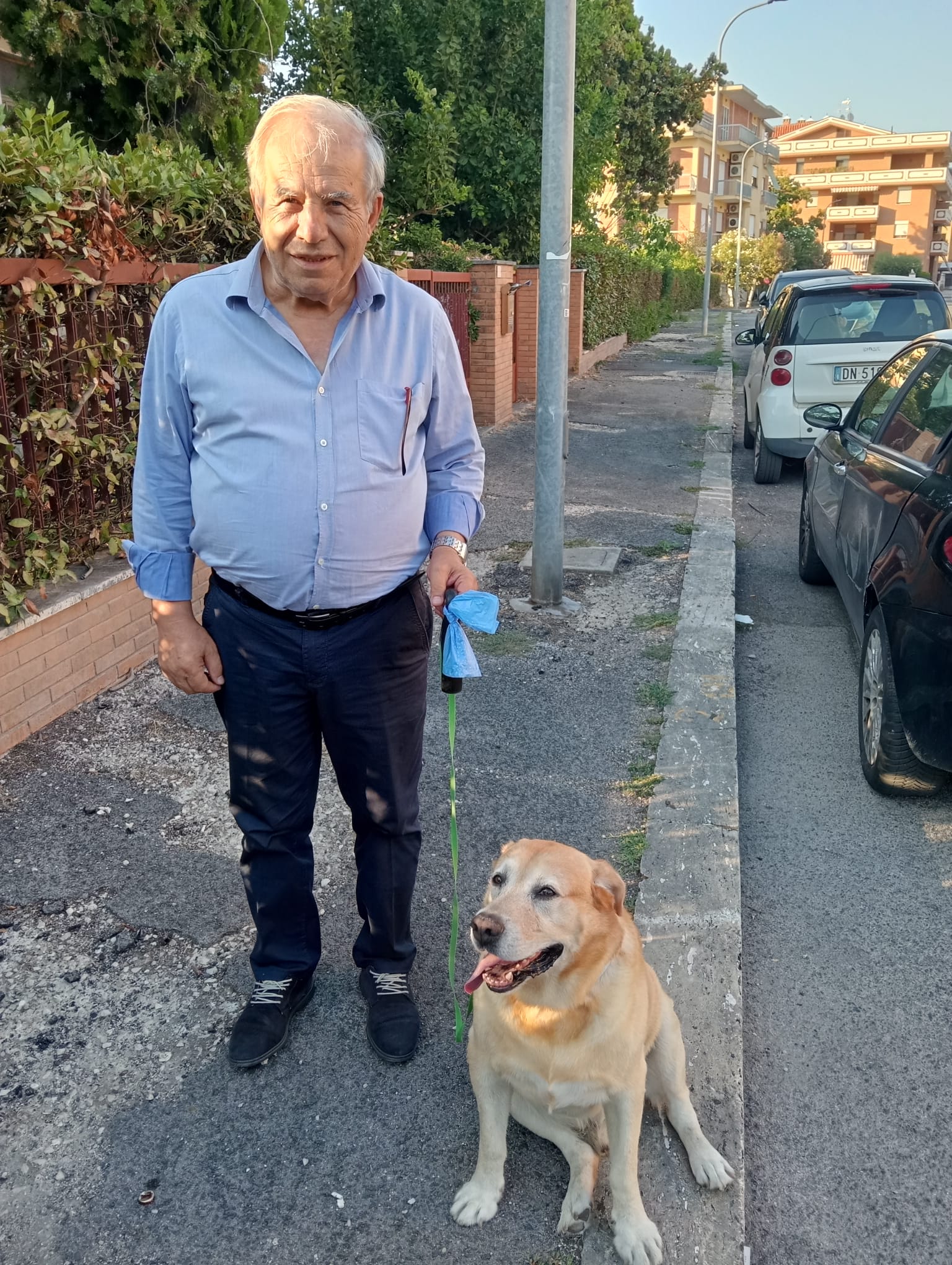 valterino battisti con il suo cane adottato