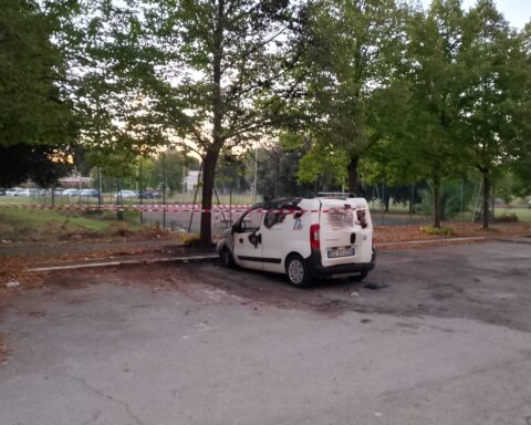 Il Doblò Fiat bruciato alle mini vele di Viale Nervi