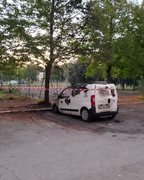 Il Doblò Fiat bruciato alle mini vele di Viale Nervi