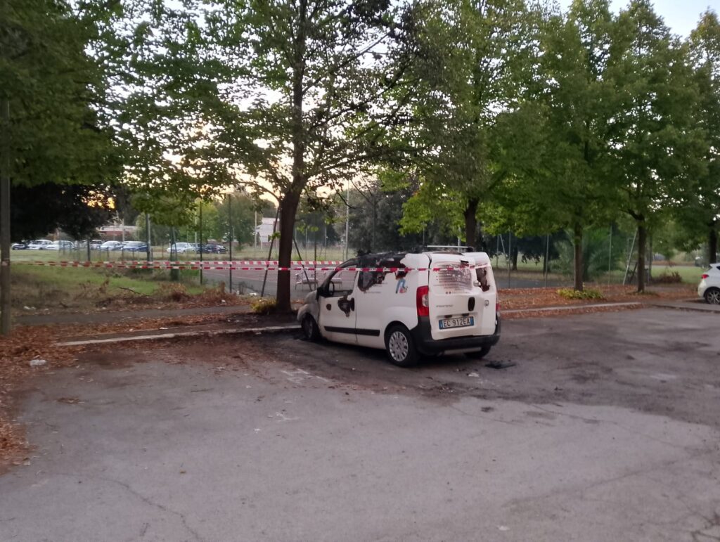 Il furgone di Miro andato a fuoco in Viale Nervi