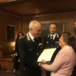La vedova De Lise mentre riceve la medaglia al merito per il marito scomparso: il tenente Giuseppe De Lise. Dietro di lei i figli nel corso della cerimonia a Firenze: il tenente colonnello Antonio De Lise e il fratello Pietro (immagine da Caserta news)