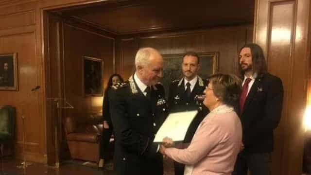 La vedova De Lise mentre riceve la medaglia al merito per il marito scomparso: il tenente Giuseppe De Lise. Dietro di lei i figli nel corso della cerimonia a Firenze: il tenente colonnello Antonio De Lise e il fratello Pietro (immagine da Caserta news)