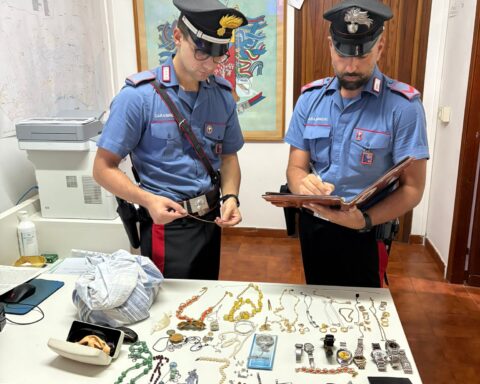 La refurtiva recuperata dai Carabinieri all'interno dell'auto dei ladri finita nel fiume Ninfa