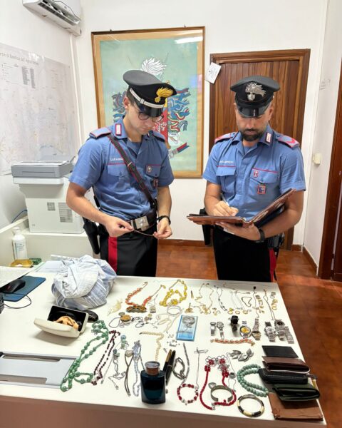 La refurtiva recuperata dai Carabinieri all'interno dell'auto dei ladri finita nel fiume Ninfa