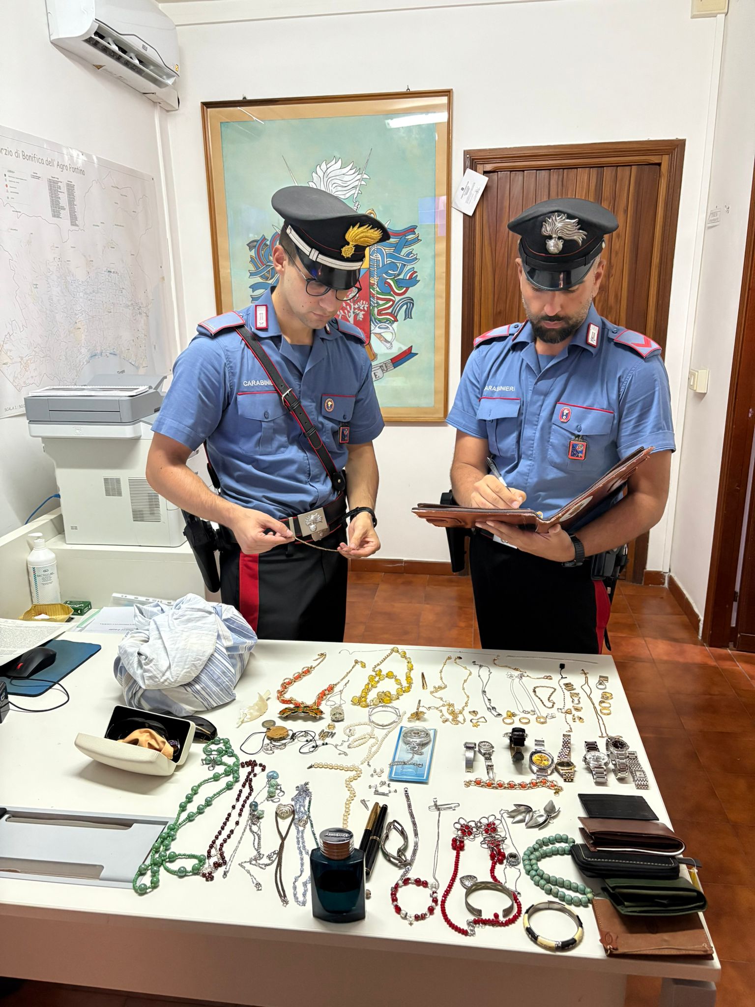 La refurtiva recuperata dai Carabinieri all'interno dell'auto dei ladri finita nel fiume Ninfa