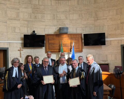 Nella foto, in prima fila, da sinistra, gli avvocati Alessandro Farau, Gaetano Marino, il Presidente dell'Ordine Gianni Lauretti e Orlando Mariani
