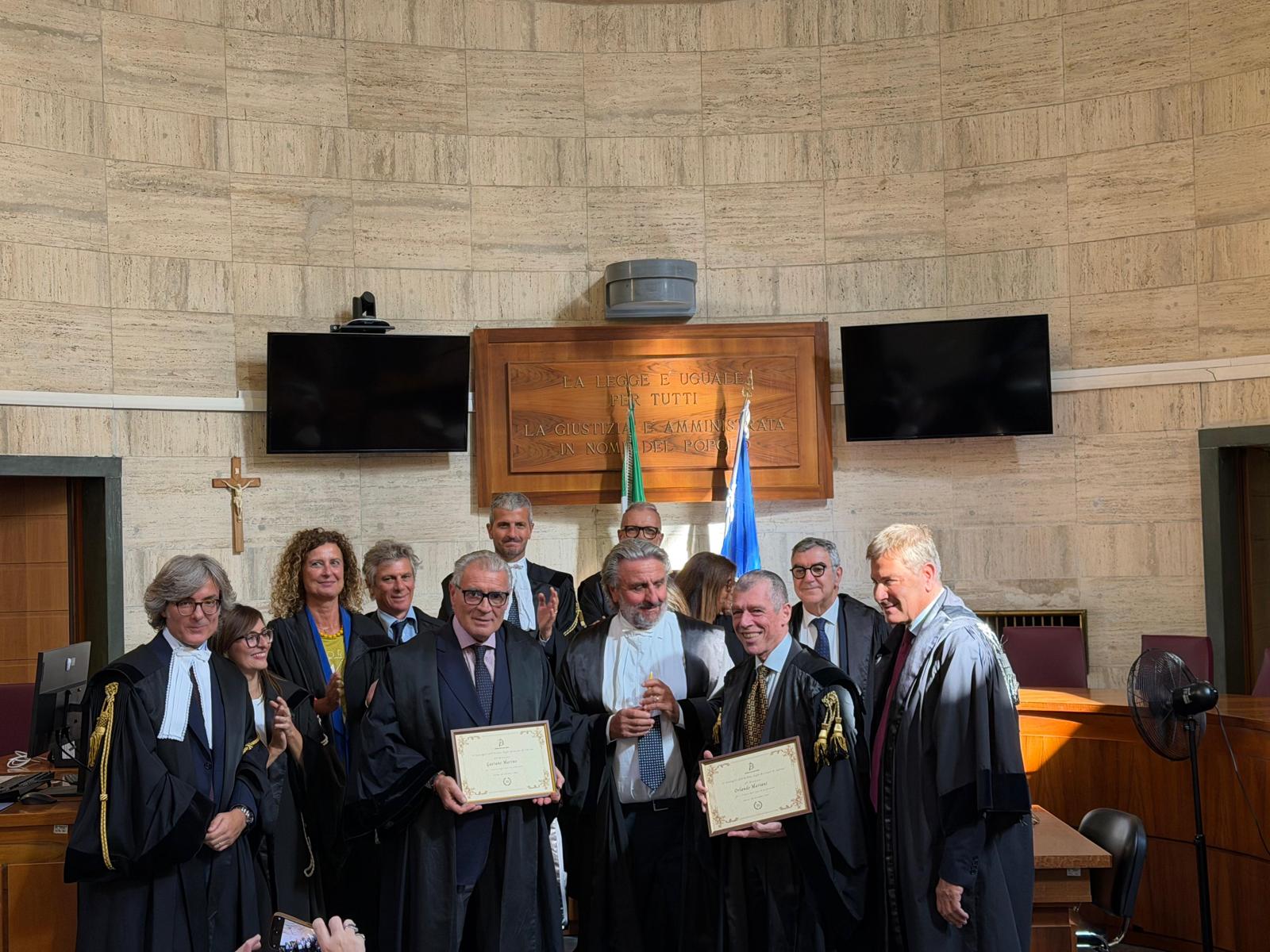 Nella foto, in prima fila, da sinistra, gli avvocati Alessandro Farau, Gaetano Marino, il Presidente dell'Ordine Gianni Lauretti e Orlando Mariani