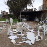 Le sedie di plastica rotte dopo il pestaggio a Borgo Montello dove è stato ucciso il 29enne indiano