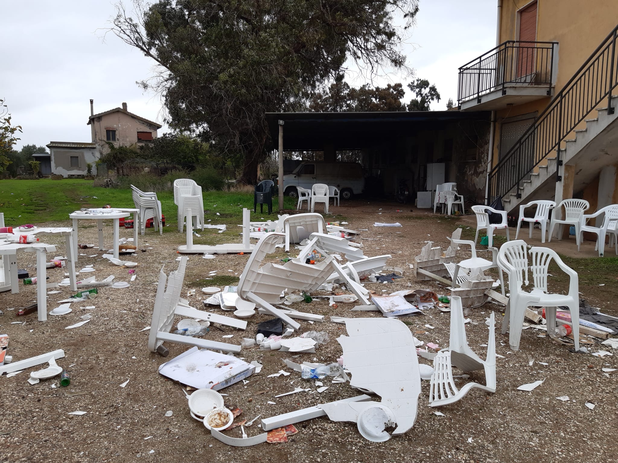 Le sedie di plastica rotte dopo il pestaggio a Borgo Montello dove è stato ucciso il 29enne indiano