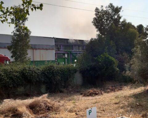 L'impianto della Sep a Pontinia ancora fumante (foto scattata alle ore 10 del 23 agosto 2021)
