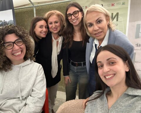 Le ragazze del progetto con il sindaco Celentano e la direttrice Lo Rillo