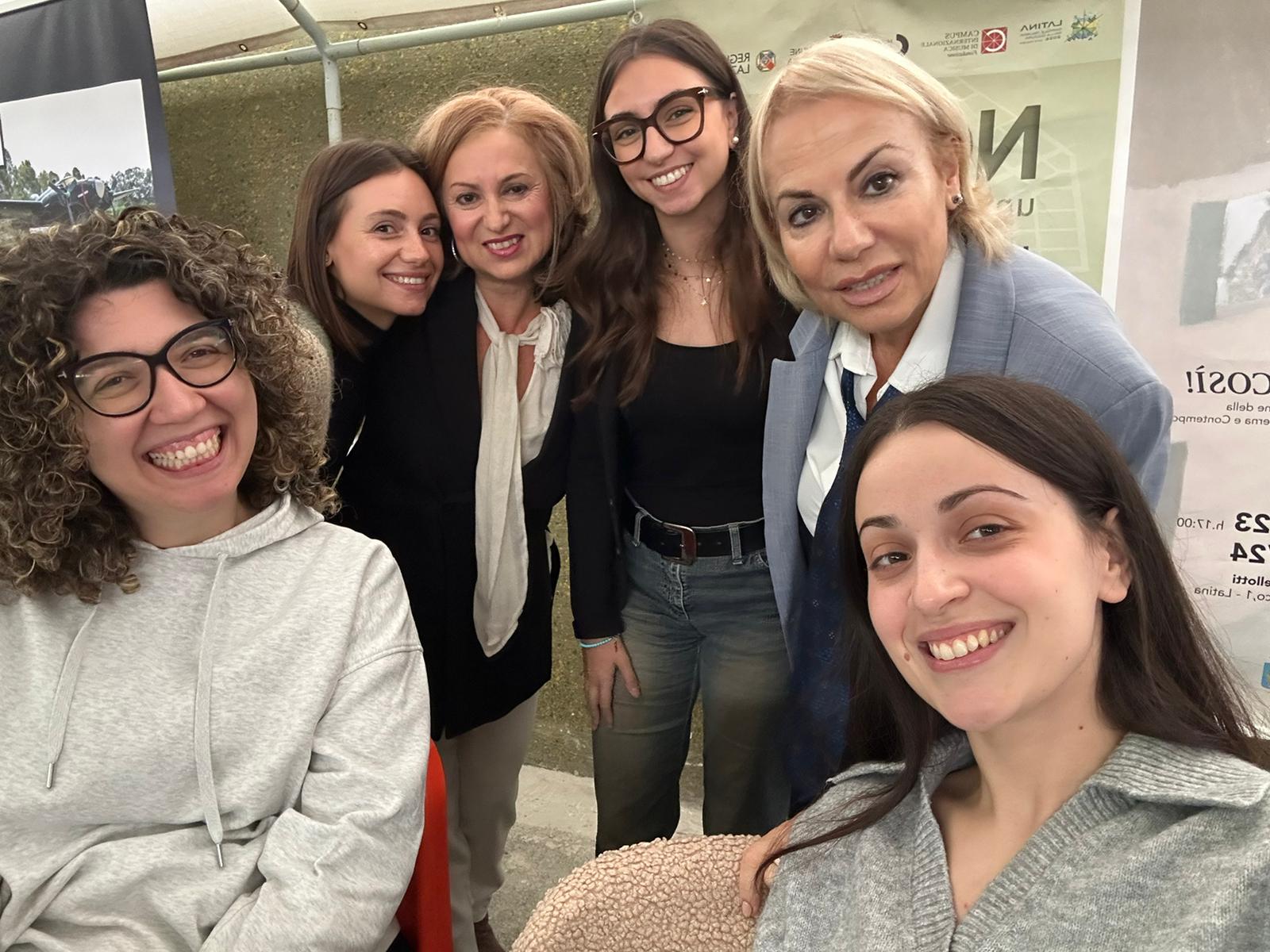 Le ragazze del progetto con il sindaco Celentano e la direttrice Lo Rillo