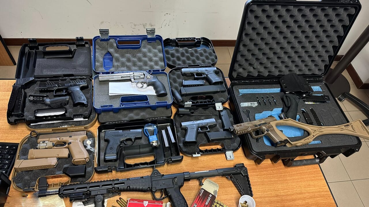 Le armi trovate a casa dell'uomo ad Aprilia