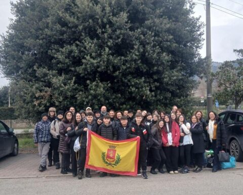 Nella foto, gli studenti coresi in partenza questa mattina, con la Delegata ai Gemellaggi del Comune di Cori, Sabrina Pistilli.