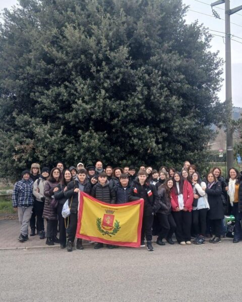 Nella foto, gli studenti coresi in partenza questa mattina, con la Delegata ai Gemellaggi del Comune di Cori, Sabrina Pistilli.