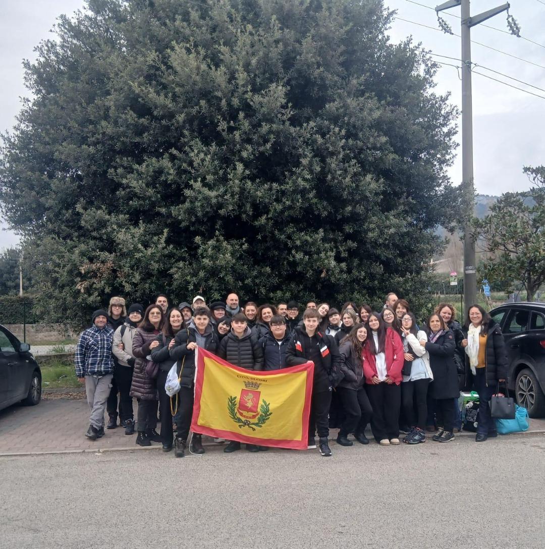 Nella foto, gli studenti coresi in partenza questa mattina, con la Delegata ai Gemellaggi del Comune di Cori, Sabrina Pistilli.