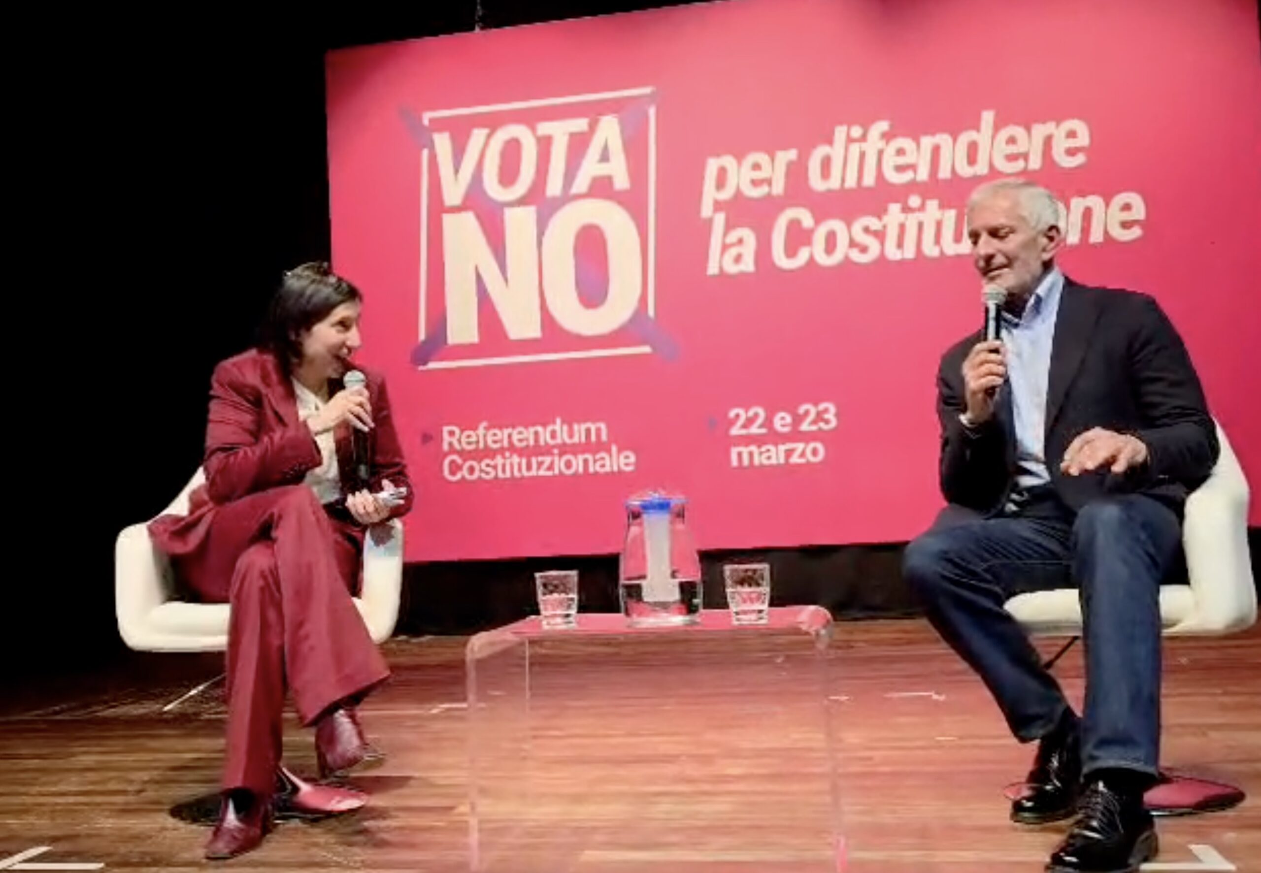 Elly Schlein al Teatro Moderno di Latina insieme a Gianrico Carofiglio