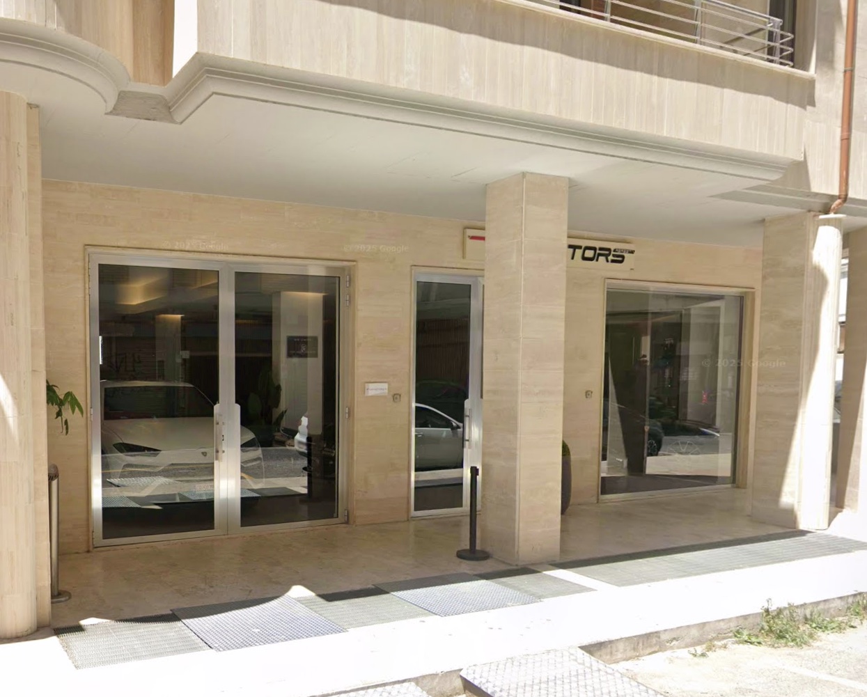 Uno dei locali sequestrati: Vip Motors in Via Mameli, Latina