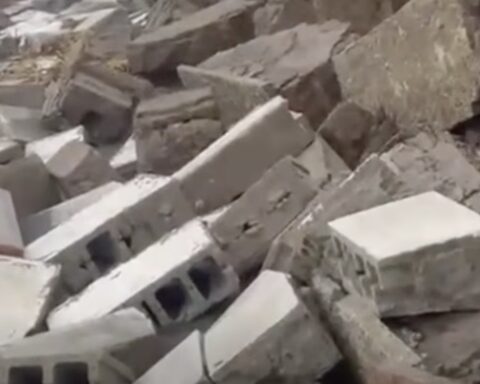 Muro di contenimento ceduto sul lungomare di Latina (immagine estrapolata da un video pubblicato sul profilo Facebook di Fabrizio Vitali)