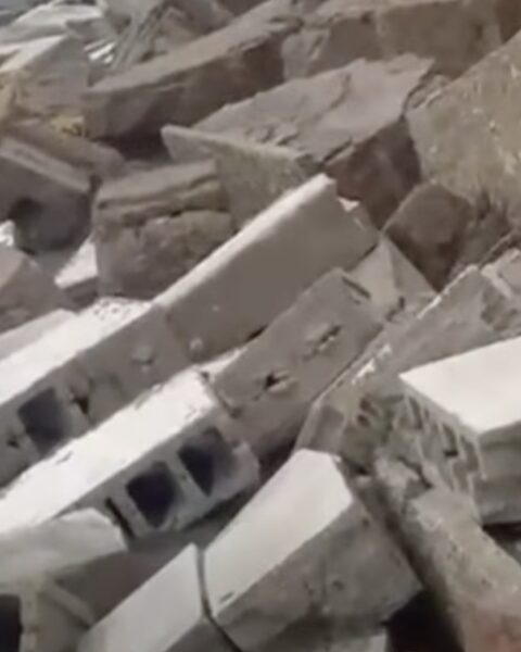 Muro di contenimento ceduto sul lungomare di Latina (immagine estrapolata da un video pubblicato sul profilo Facebook di Fabrizio Vitali)