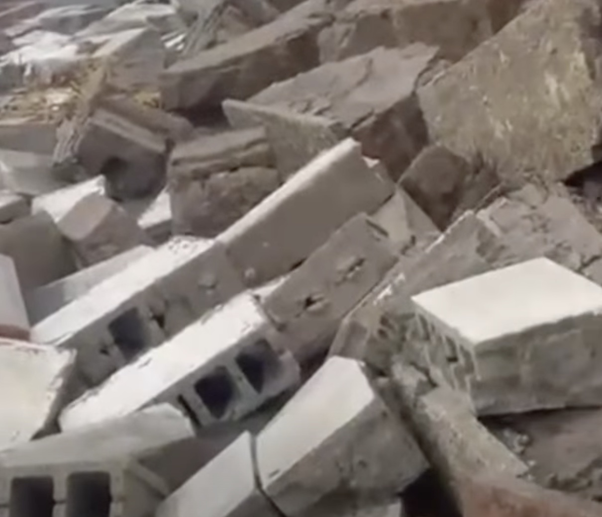 Muro di contenimento ceduto sul lungomare di Latina (immagine estrapolata da un video pubblicato sul profilo Facebook di Fabrizio Vitali)