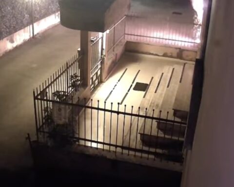 Il momento dell'attentato incendiario in via Battaglia di Lepanto, Sermoneta