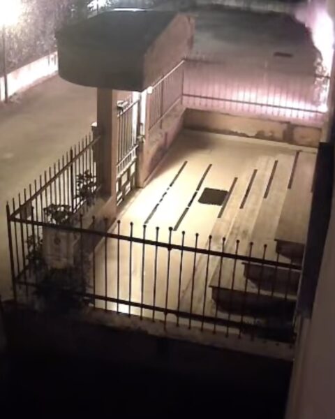 Il momento dell'attentato incendiario in via Battaglia di Lepanto, Sermoneta