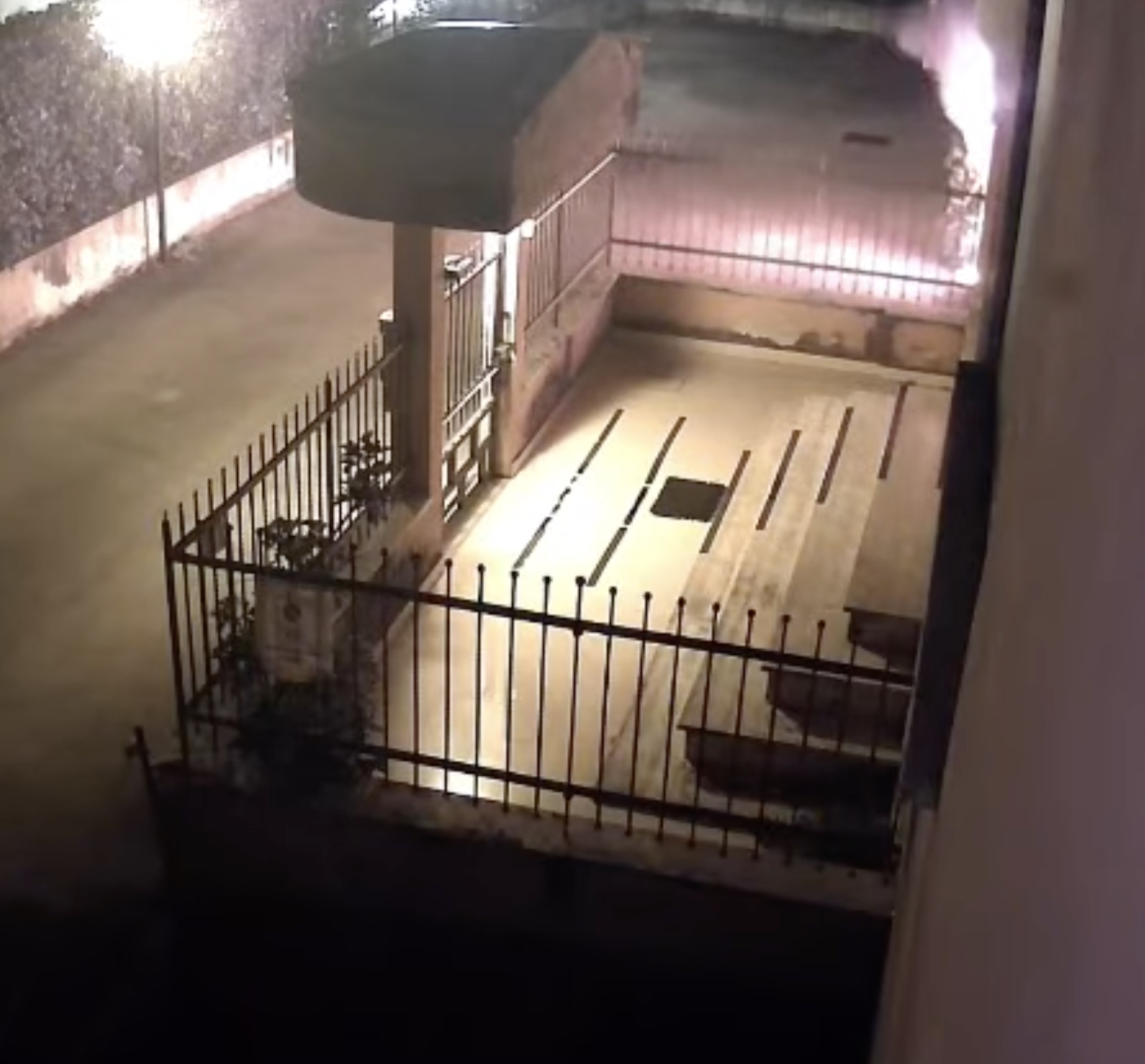 Il momento dell'attentato incendiario in via Battaglia di Lepanto, Sermoneta