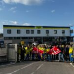 I lavoratori in protesta dinanzi alla sede della SDA a Cisterna di Latina
