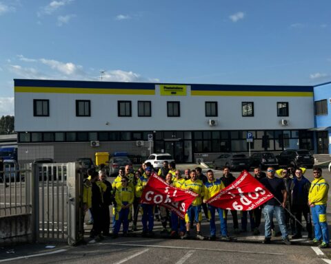 I lavoratori in protesta dinanzi alla sede della SDA a Cisterna di Latina