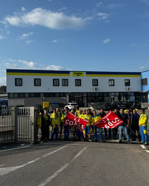 I lavoratori in protesta dinanzi alla sede della SDA a Cisterna di Latina