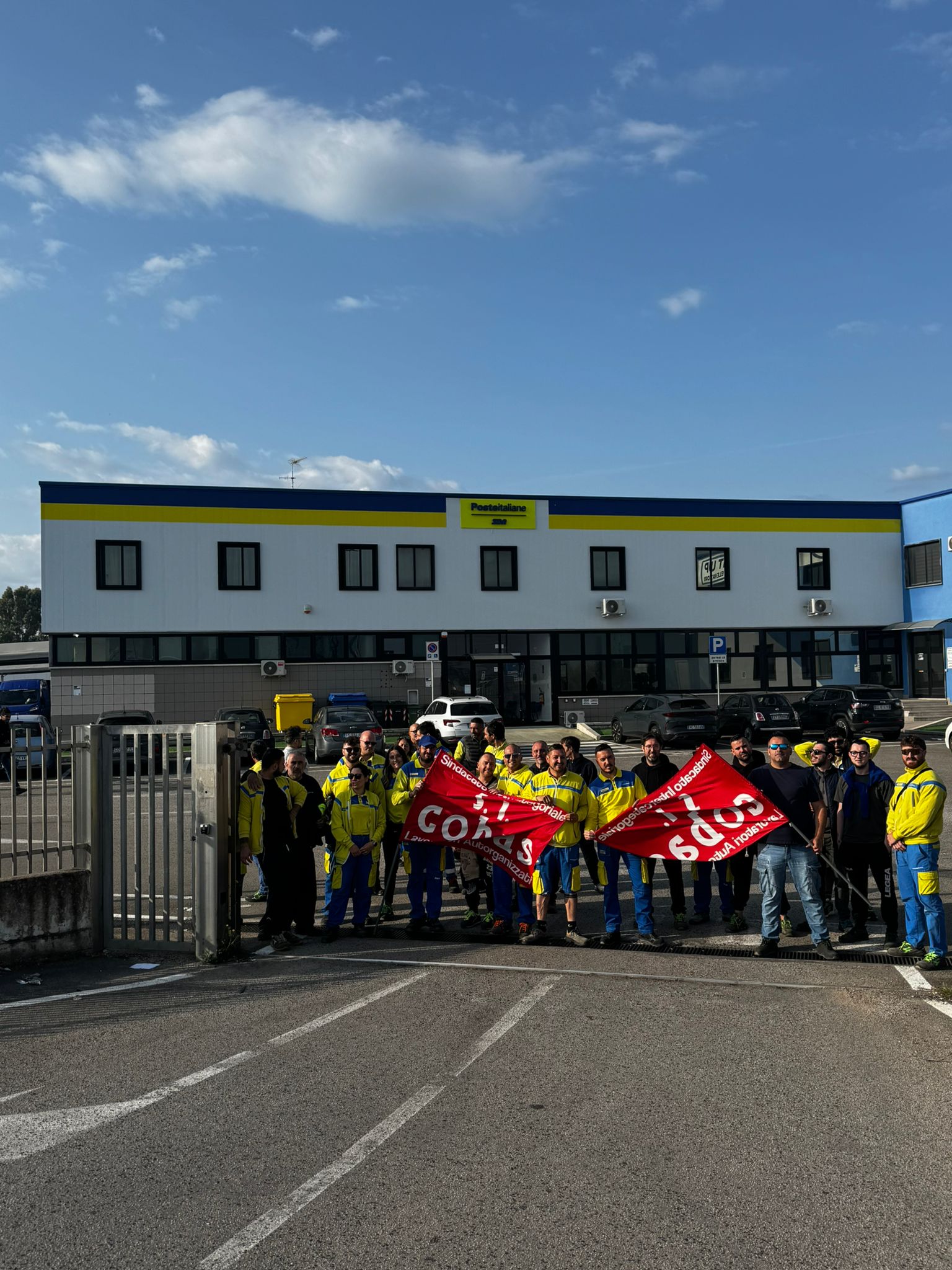 I lavoratori in protesta dinanzi alla sede della SDA a Cisterna di Latina