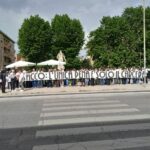 Lo striscione esibito dai manifestanti davanti al Tribunale di Latina