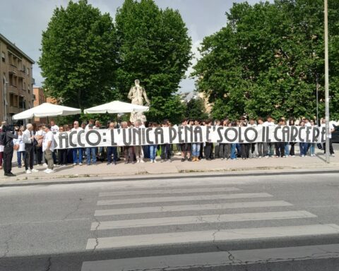 Lo striscione esibito dai manifestanti davanti al Tribunale di Latina