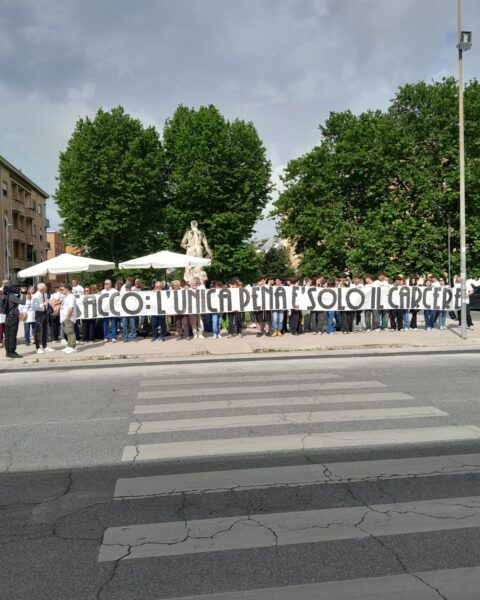 Lo striscione esibito dai manifestanti davanti al Tribunale di Latina