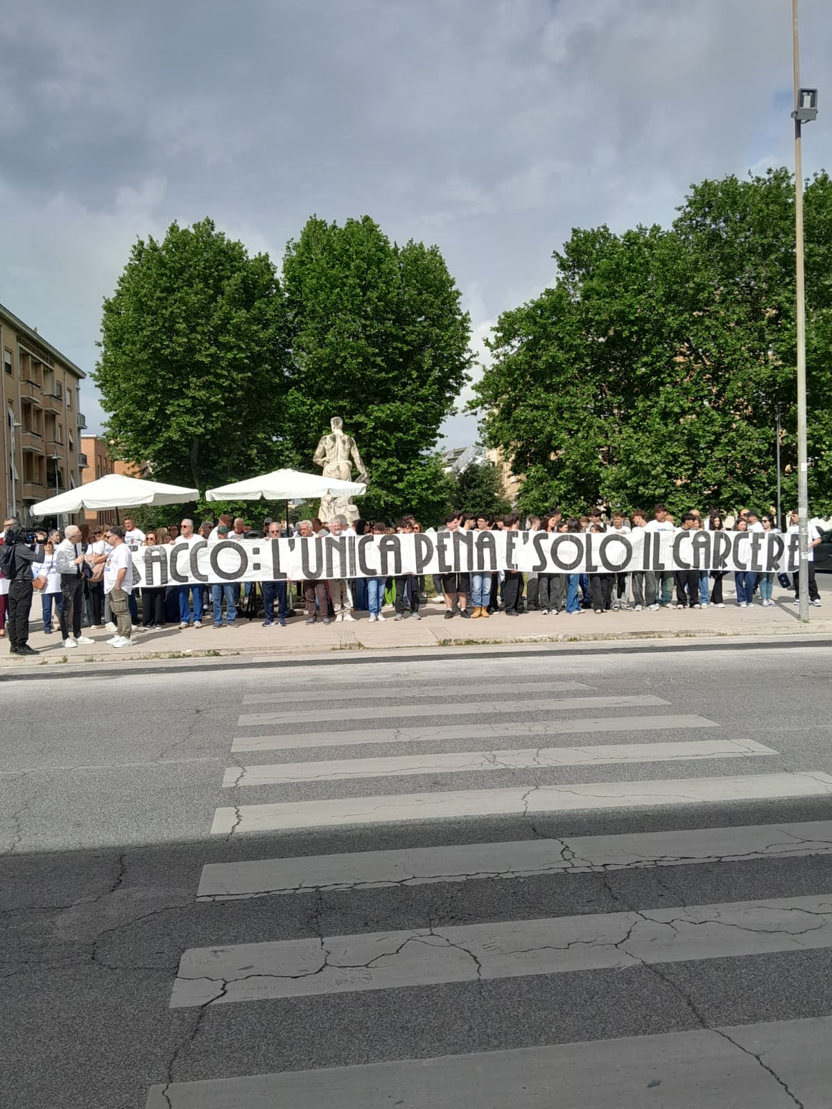 Lo striscione esibito dai manifestanti davanti al Tribunale di Latina