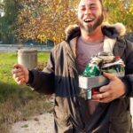 Una foto di Giovanni Costa pubblicata nel 2016 sui social in cui l'uomo sembrerebbe impugnare una bomba artigianale