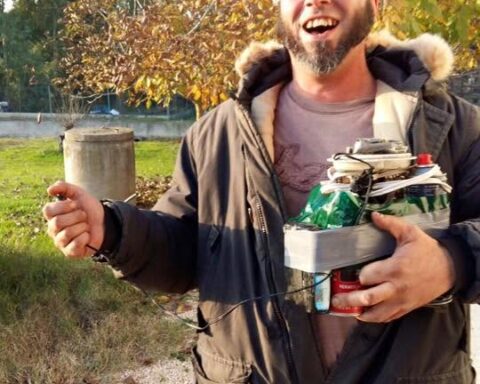 Una foto di Giovanni Costa pubblicata nel 2016 sui social in cui l'uomo sembrerebbe impugnare una bomba artigianale