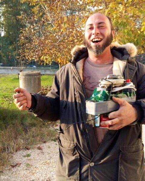 Una foto di Giovanni Costa pubblicata nel 2016 sui social in cui l'uomo sembrerebbe impugnare una bomba artigianale