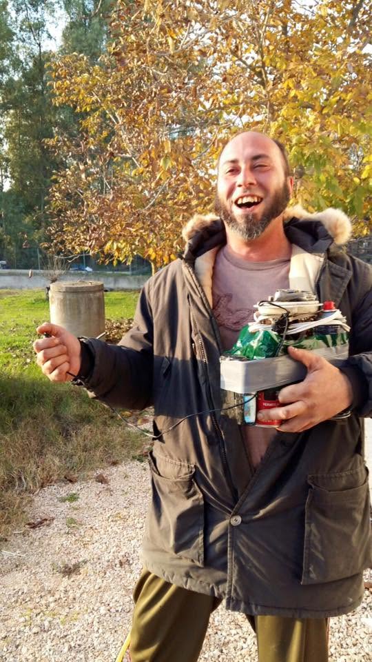 Una foto di Giovanni Costa pubblicata nel 2016 sui social in cui l'uomo sembrerebbe impugnare una bomba artigianale