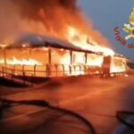 Il primo chiosco sul lungomare di Latina a fuoco lunedì 15 maggio 2023