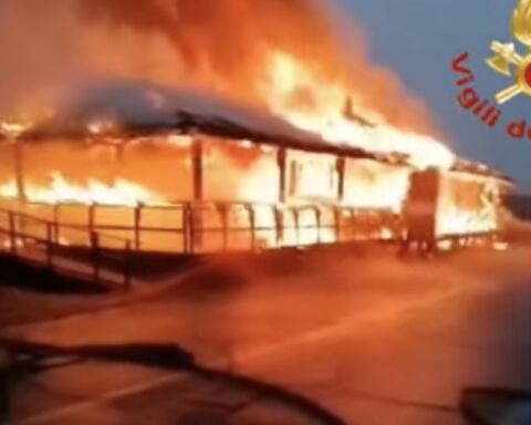 Il primo chiosco sul lungomare di Latina a fuoco lunedì 15 maggio 2023