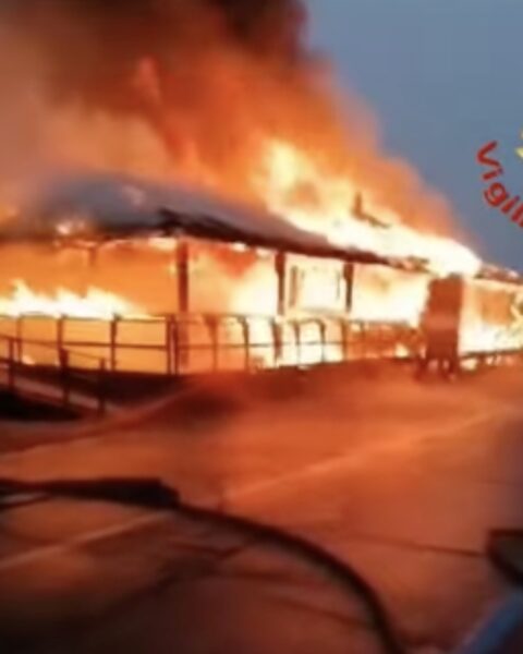 Il primo chiosco sul lungomare di Latina a fuoco lunedì 15 maggio 2023