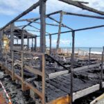 Il primo chiosco sul lungomare di Latina completamente carbonizzato in seguito all'attentato incendiario di lunedì 15 maggio 2023
