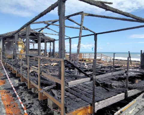 Il primo chiosco sul lungomare di Latina completamente carbonizzato in seguito all'attentato incendiario di lunedì 15 maggio 2023