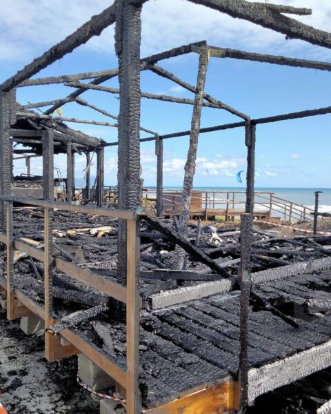 Il primo chiosco sul lungomare di Latina completamente carbonizzato in seguito all'attentato incendiario di lunedì 15 maggio 2023