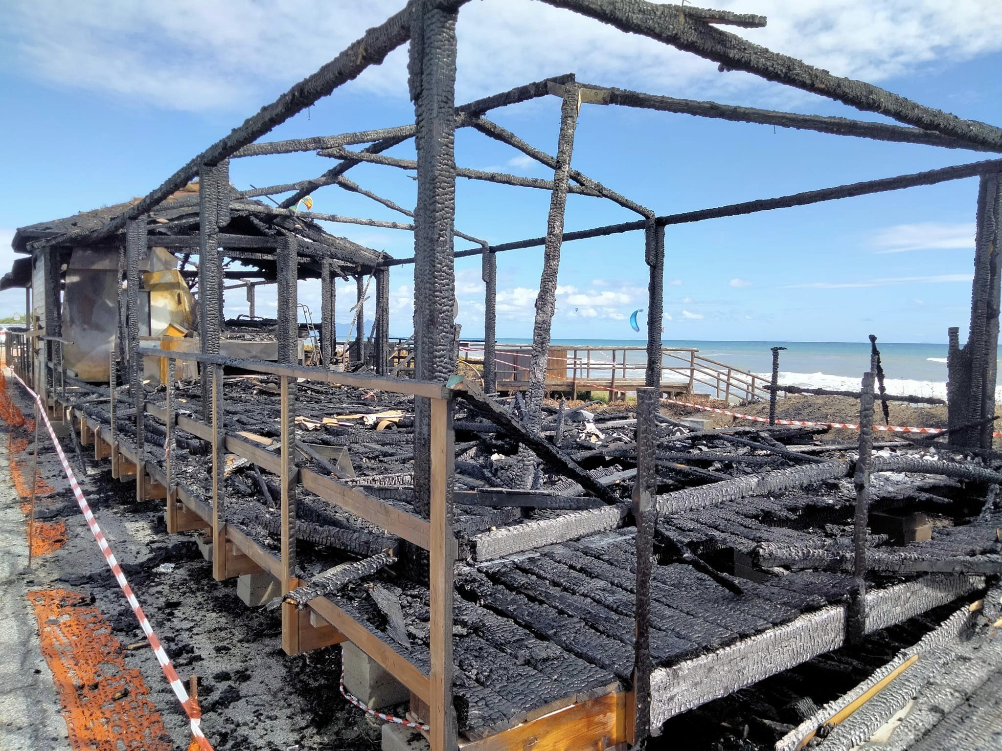 Il primo chiosco sul lungomare di Latina completamente carbonizzato in seguito all'attentato incendiario di lunedì 15 maggio 2023